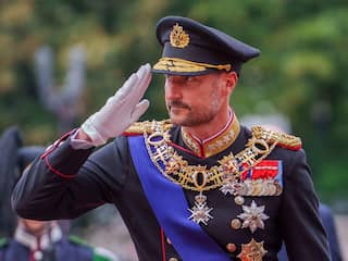 Nieuwe Noorse koning Haakon begint regeerperiode omringd door schandalen