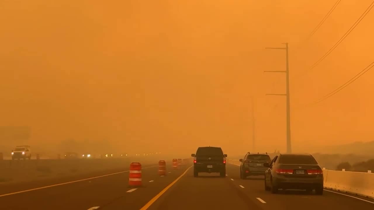 Natuurbrand kleurt lucht oranje boven Amerikaanse snelweg