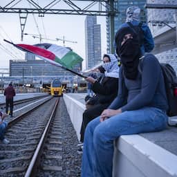 Treinverkeer Den Haag ontregeld vanwege pro-Palestijnse demonstranten op spoor