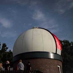 Meteorenzwerm boven Nederland dit weekend: tientallen vallende sterren te zien