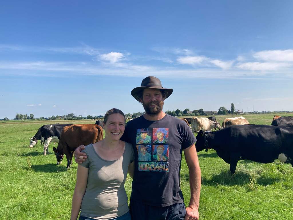 Boer laat kalf bij koe: 'Waarom moet het dier zich aan ons aanpassen?'