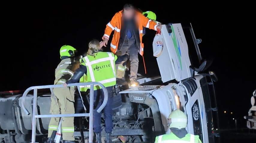 Beknelde chauffeur wordt bevrijd uit gekantelde vrachtwagen op A28