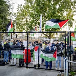 ME grijpt in bij pro-Palestijns protest voor ingang honkbalstadion in Rotterdam