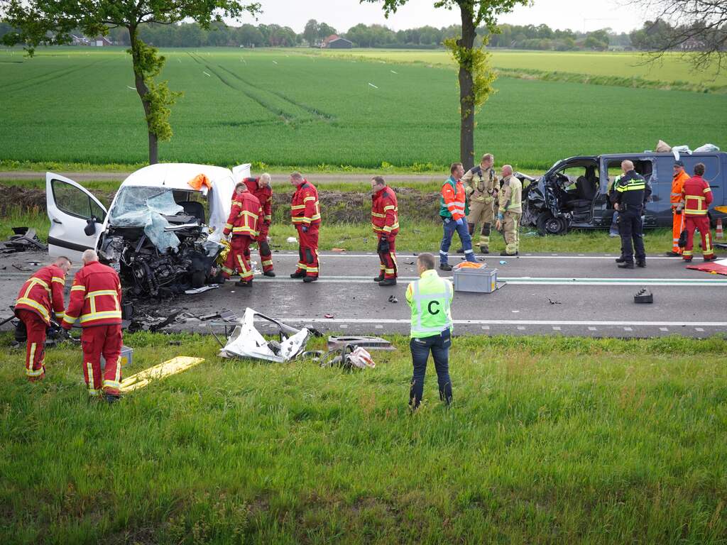Drie zwaargewonden na botsing tussen auto en busje in Gronings Mussel