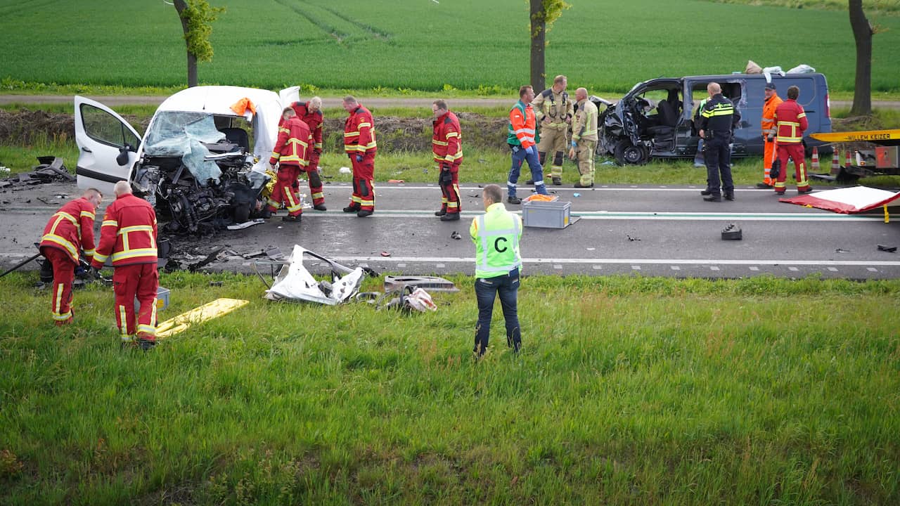 Drie zwaargewonden bij botsing tussen auto en busje in Groningen
