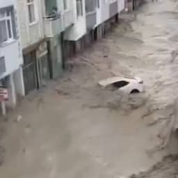 Video | Auto wordt meegesleurd door kolkend regenwater in Turkije