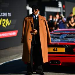 Hamilton steelt show op Monza met speciale Ferrari: 'Dit gebeurt nooit meer'