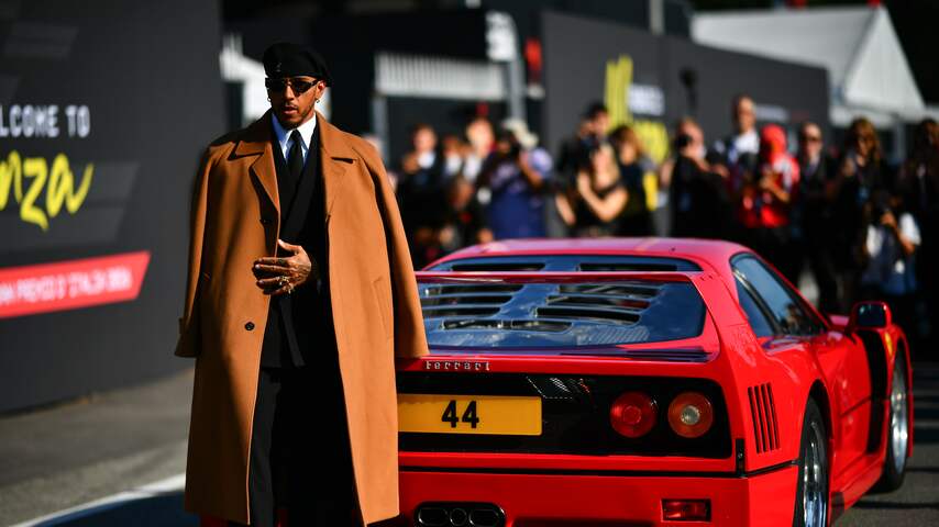 Foto bij Hamilton steelt show op Monza met speciale Ferrari: 'Dit gebeurt nooit meer'