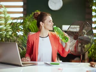 Veel drinken, niet stressen: zo koel je af tijdens werken op hete dagen