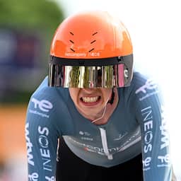 Thymen Arensman doet met toptijdrit uitstekende zaken in Giro-klassement