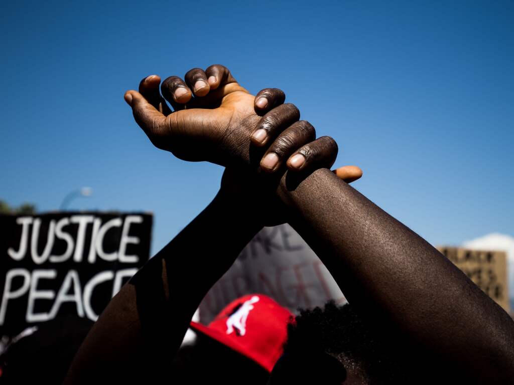 Demonstranten in het Italiaanse Napels voeren actie vanwege de dood van George Floyd.