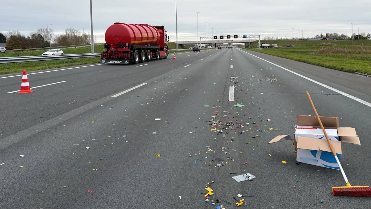 LEGO-steentjes vallen uit verhuisdozen op A2 bij Culemborg: 11 kilometer file
