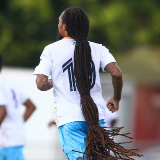 Illustratie bij: Voetballer met dreadlocks tot de enkels twee keer slachtoffer van haren trekken