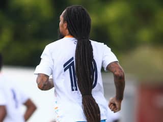 Voetballer met dreadlocks tot de enkels twee keer slachtoffer van haren trekken