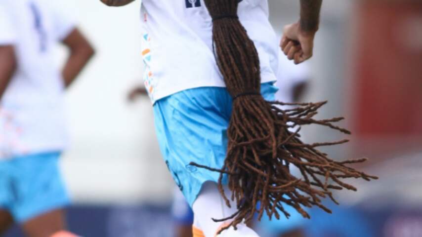 Foto bij Voetballer met dreadlocks tot de enkels twee keer slachtoffer van haren trekken