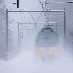 Live sneeuw | NS adviseert reis uit te stellen, ook lange sneeuwfiles op de weg
