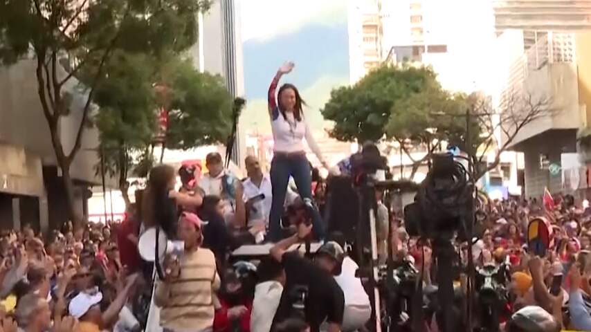 Ondergedoken Venezolaanse oppositieleider spreekt menigte toe