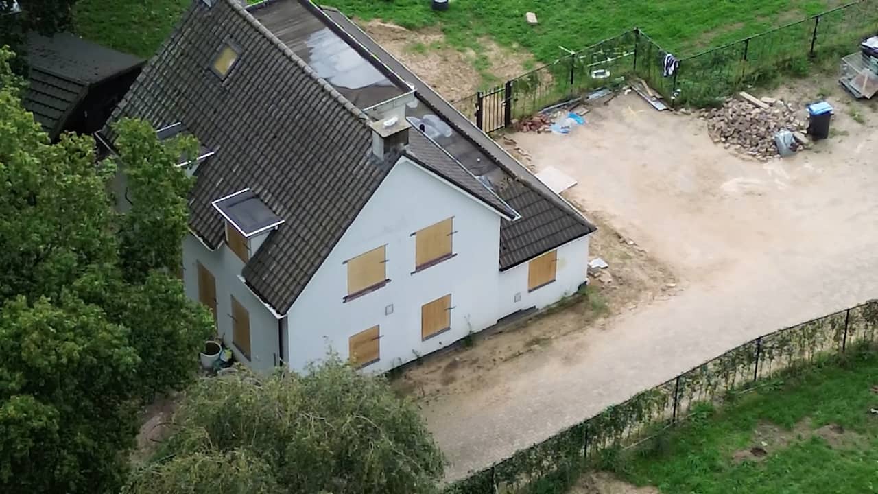 Foto bij Video | Politie vertrekt bij berucht pand aan Ewijkseweg in Overasselt