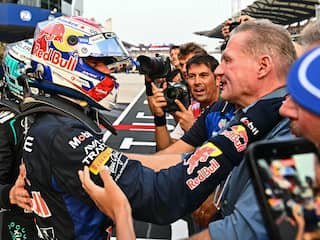 Verstappen viert zege met vader: 'Start seizoen voor hem ook niet leuk om te zien'