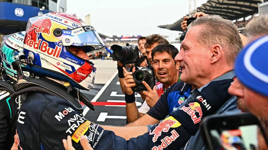 Verstappen viert zege met vader: 'Start seizoen voor hem ook niet leuk om te zien'