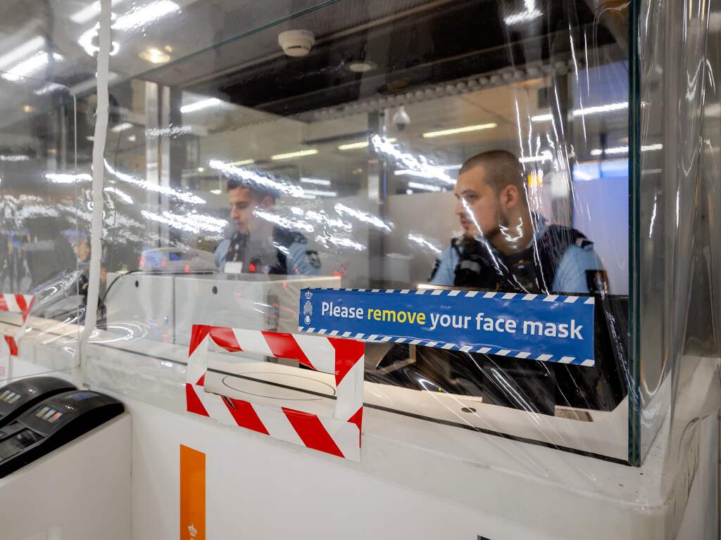 Echtpaar op Schiphol aangehouden voor ontsnapping uit quarantainehotel