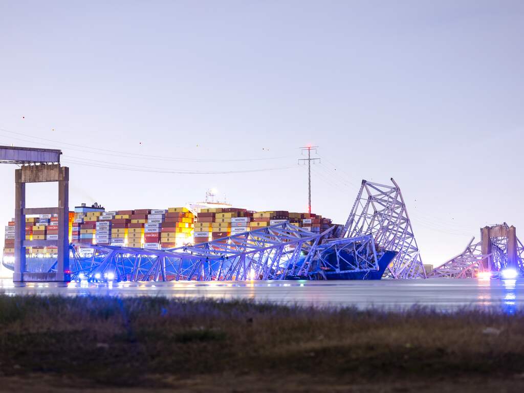 Amerikaanse brug van 2,6 kilometer stort in na aanvaring, twintig mensen vermist