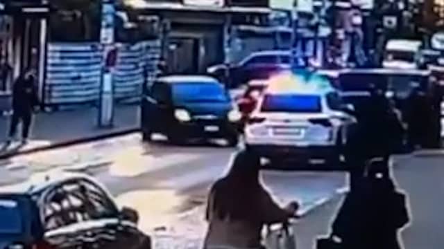 Bewakingsbeelden tonen hoe bestuurder op politieauto in Brussel inrijdt