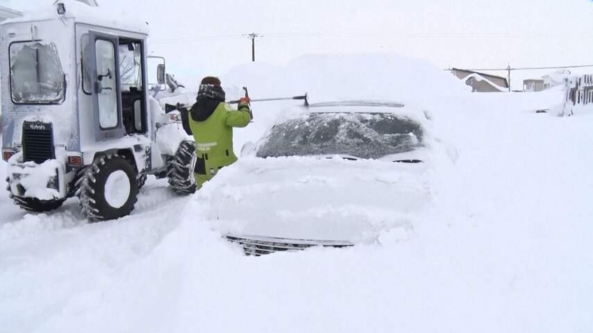 Voertuigen zitten vast in de sneeuw in extreem koud Japan
