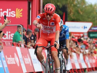 Pogacar ontsnapt aan val in afdaling van gravelklim en wint opnieuw Vuelta-rit