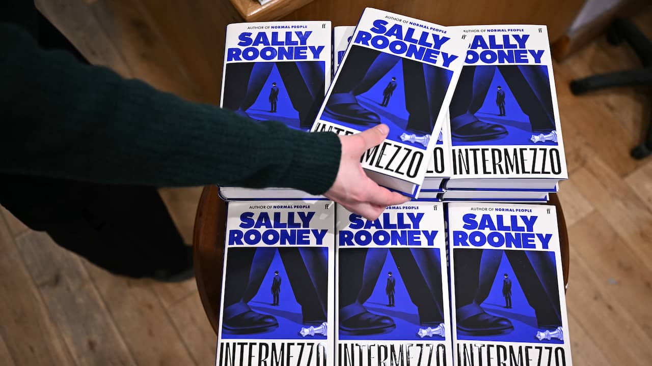 Boeken Sally Rooney uit Britse handel gehaald wegens pro-Palestijns activisme