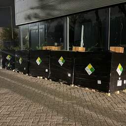 Politie vindt bijna vijfduizend lachgasflessen in loods in Zuid-Hollands Poortugaal