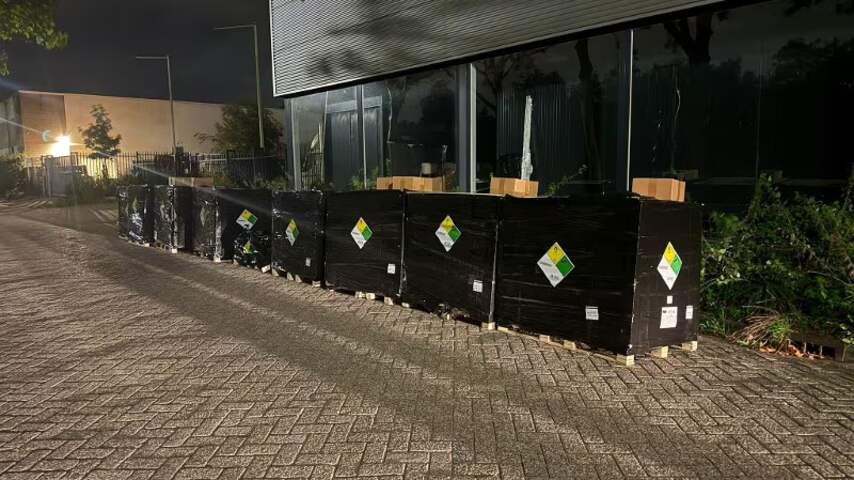 Foto bij Politie vindt bijna vijfduizend lachgasflessen in loods in Zuid-Hollands Poortugaal