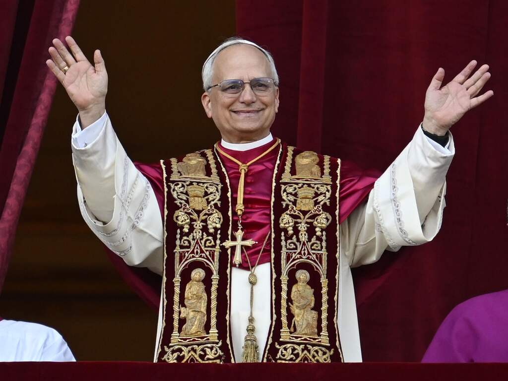 Kardinaal Robert Prevost is de eerste Amerikaanse paus en kiest naam Leo XIV