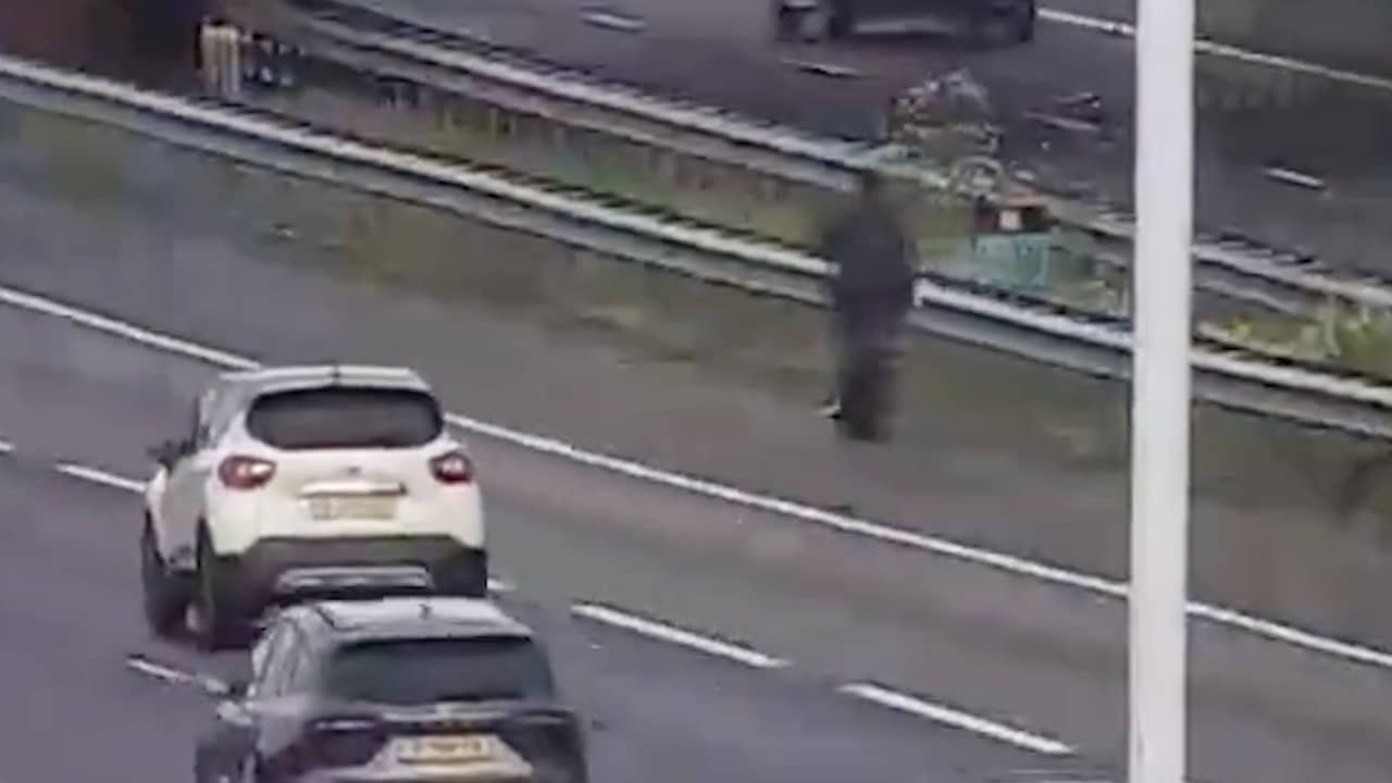 Video | Fatbiker fietst over vluchtstrook van A16 bij Rotterdam