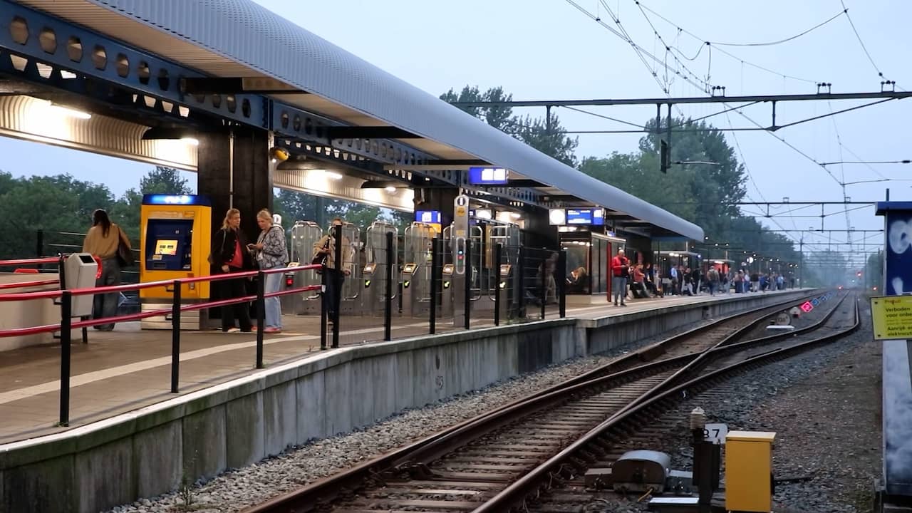 Reizigers wachten tevergeefs op treinen op station Heerenveen