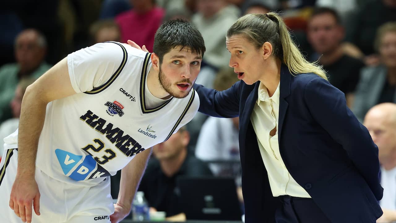 Bouzin coacht als vrouw mannelijke basketballers: 'Ik ben direct, dat ...