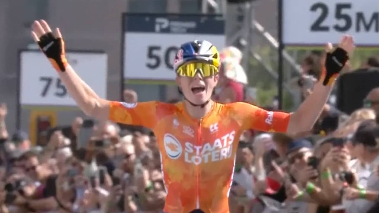 Kijk hoe Vollering op fraaie wijze voor het eerst wereldkampioene wordt