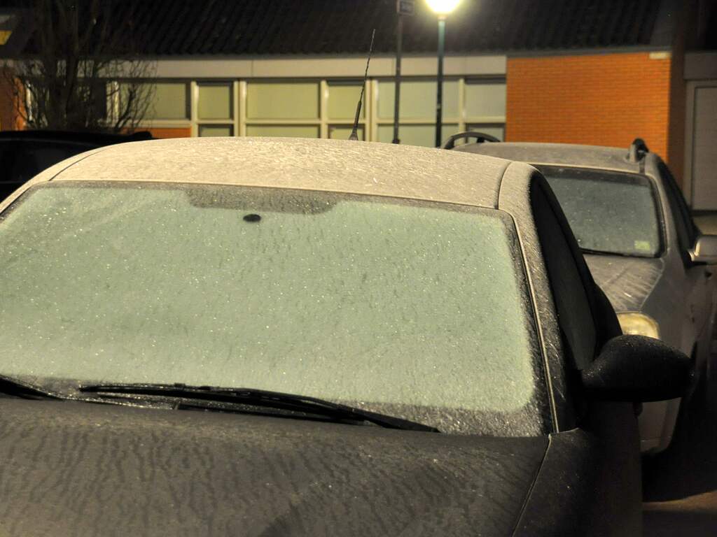 Maandag 28 november: In Budel moest het ijs van de auto's gekrabd worden.