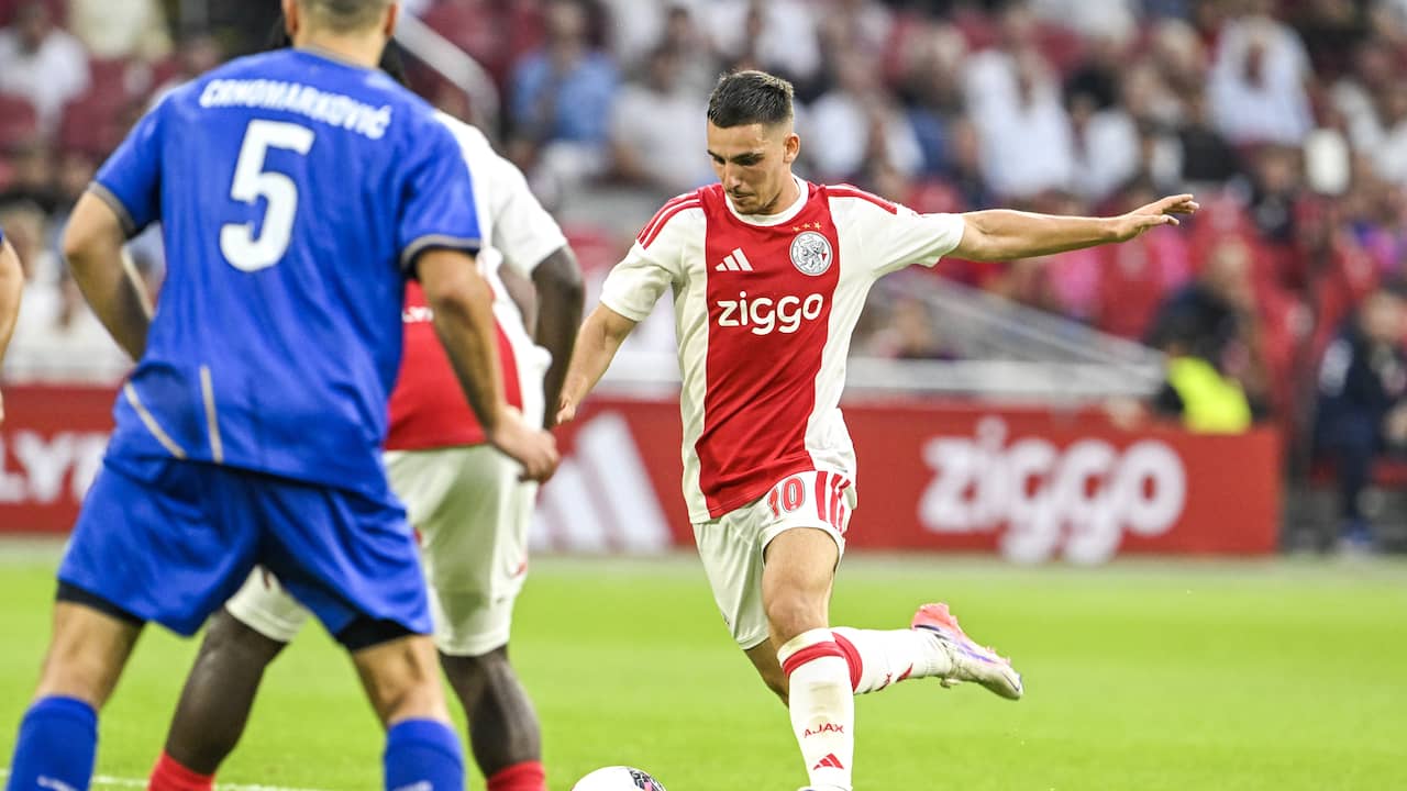 Gloukh raakt bal perfect met buitenkant voet en scoort in verre hoek