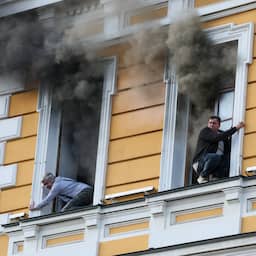 Dode na droneaanval op gebouwen in Kyiv, bewoners vluchten door raam