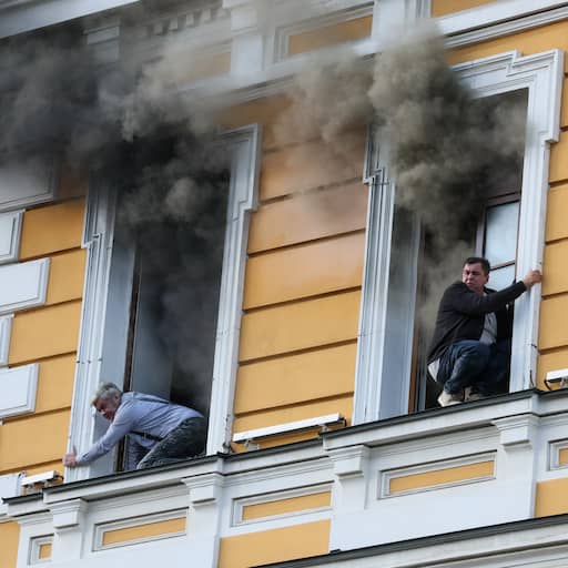 Illustratie bij: Dode na droneaanval op gebouwen in Kyiv, mensen vluchten door raam