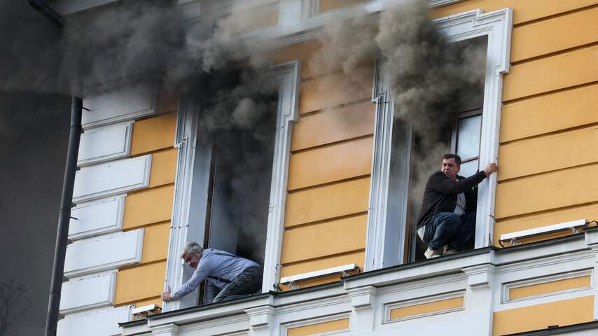 Foto bij Dode na droneaanval op gebouwen in Kyiv, mensen vluchten door raam