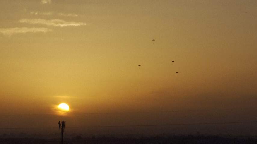 Vliegtuigen droppen parachutes met hulpgoederen boven Gaza