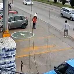 Video | Supermarktmanager redt meisje van drukke weg in Mexico
