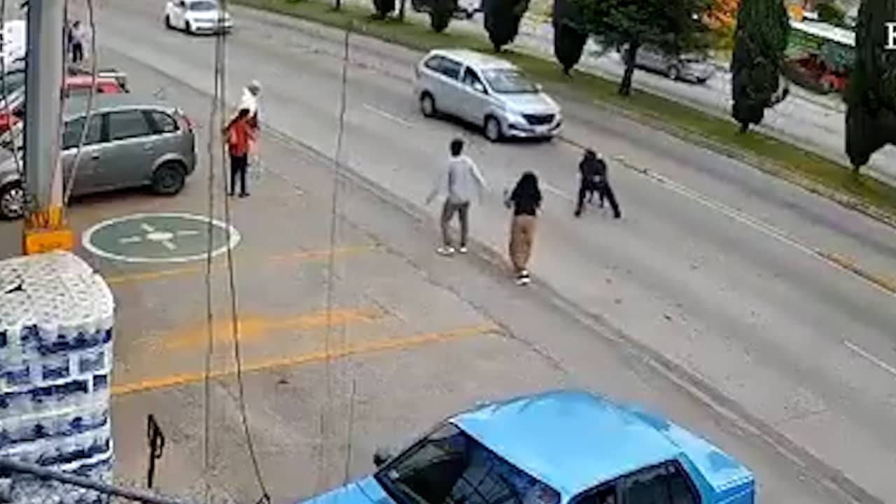 Foto bij Video | Supermarktmanager redt meisje van drukke weg in Mexico