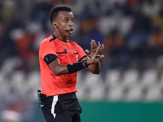 Geweerde Somalische WK-arbiter kijkt uit naar Super Cup: 'Blijf altijd dromen'