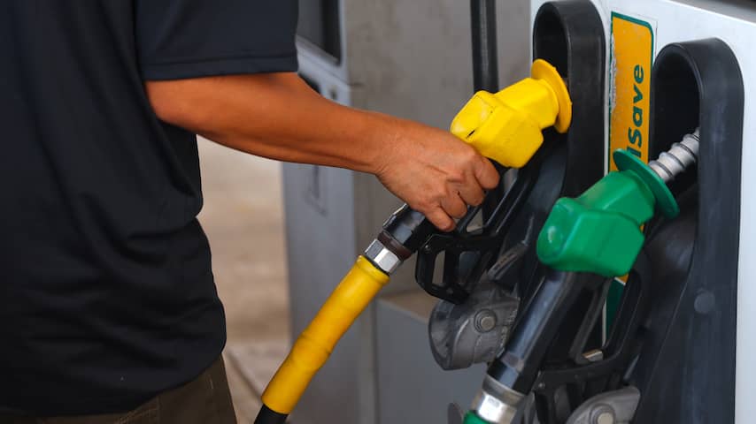 Benzine en diesel worden iets goedkoper, maar olieprijs blijft gevoelig