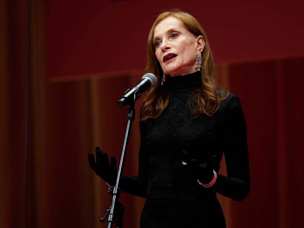 Isabelle Huppert krijgt ere-Gouden Beer voor oeuvre van bijna 150 producties