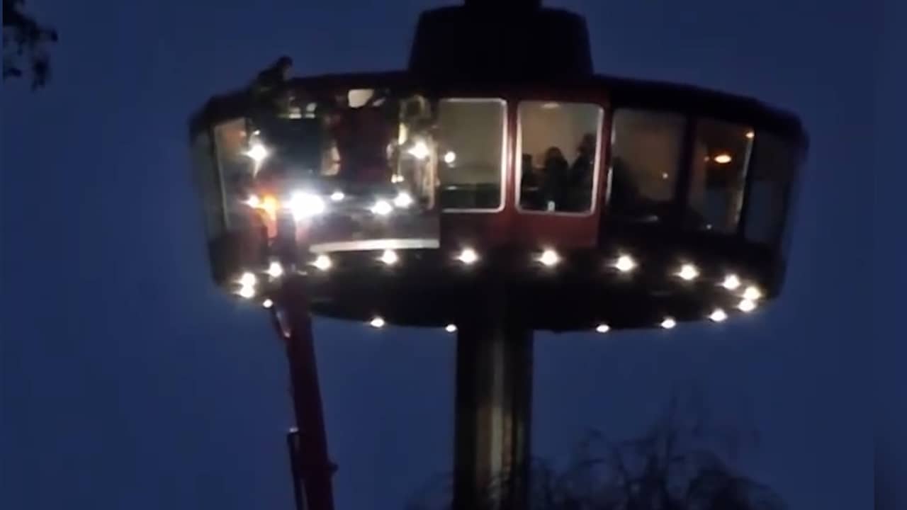 Video | Bezoekers met hoogwerker naar beneden gehaald bij attractie in Slagharen