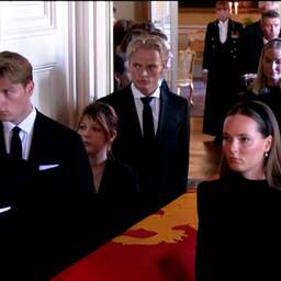 Video | Veroordeelde Marius Borg Høiby tilt kist Harald met familie naar kapel